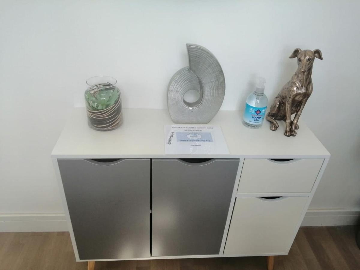 Apartment No 8 - Stay In Style In The Heart Of The Cathedral City. 트루로 외부 사진