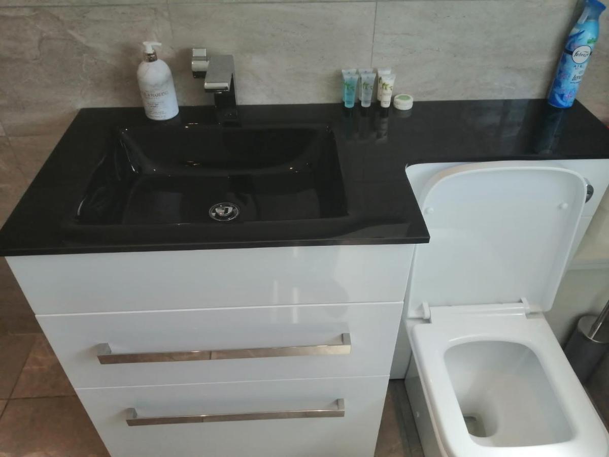 Apartment No 8 - Stay In Style In The Heart Of The Cathedral City. 트루로 외부 사진